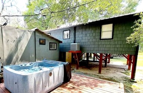 Jefferson Cabin | Lakefront Family Cabin with Jacuzzi, Fire Pit and Yard in Texas