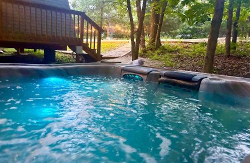 Innsbrook House | Lakefront Innsbrook Chalet: Hot Tub & Barrel Sauna