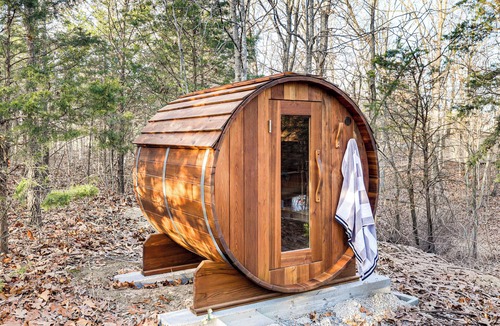 Innsbrook Cabin | Lakefront Innsbrook Chalet: Hot Tub & Barrel Sauna
