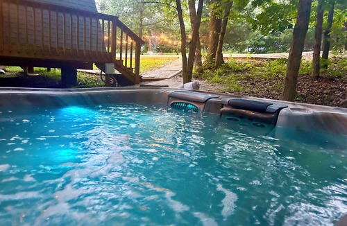 Innsbrook Cabin | Lakefront Innsbrook Chalet: Hot Tub & Barrel Sauna