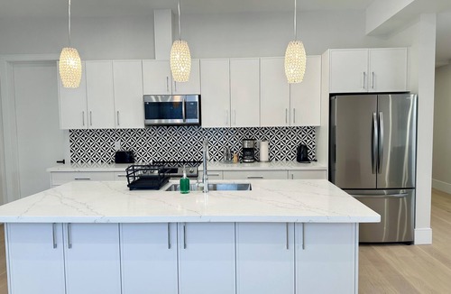 Grimsby House | Lakefront Lower Level Walkout- 35 min to Niagara