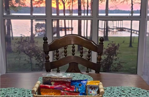 Benton House | Lakefront Retreat near Sainte Terre W/Pier & Slip