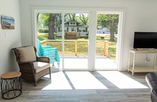 Madison-on-the-Lake Cottage | LakePointe Shores #6 Charming cottage with tons of natural light in Madison