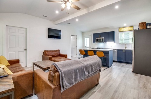 Pottsboro Cabin | Lakeside Cabin Newly Remodeled .4mile to boat ramp with boat parking and Kayaks.