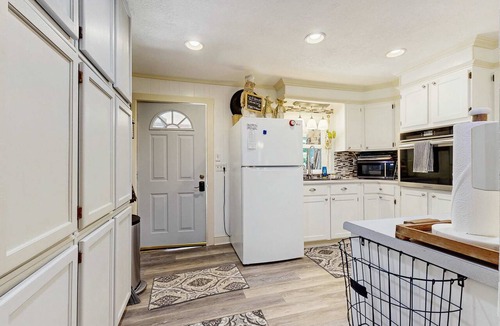 Franklin House | Lakeside Cove, Private Lake, Waterfront, Trout Fishing & Mountain Views