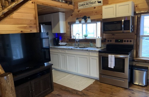 Ashtabula Cabin | Lakeside Lodge In Between Geneva-on-the-Lake and the Historic Ashtabula Harbor