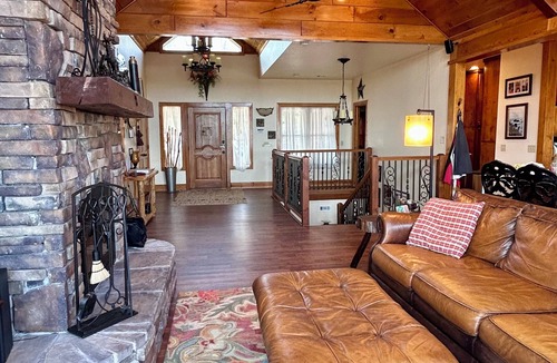 Longtown Cabin | Lakeside luxury, Gated, Firepit, Dock, kayaks & paddleboards