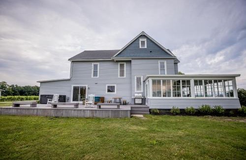 North East House | Lakeside Vineyard Farmhouse