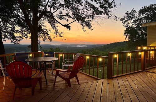 Pettit Cabin | Lakeview Sunset Oasis Retreat on Pettit Mt near Tahlequah, 4 min drive to lake