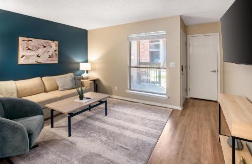 South Tulsa Apartment | Landing Beautiful 1BD Pool Gym