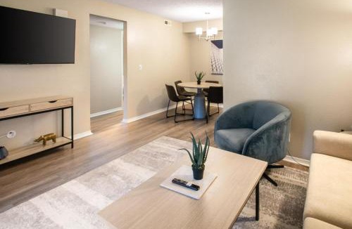 South Tulsa Apartment | Landing Beautiful 1BD Pool Gym