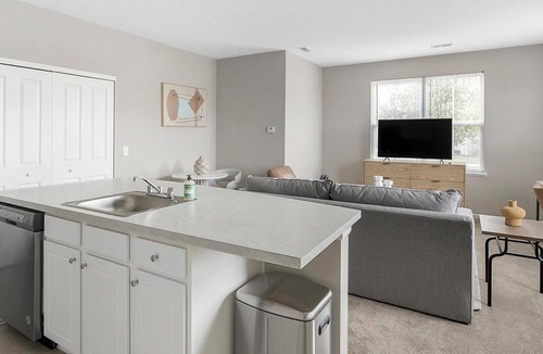 Canal Winchester Apartment | Landing | Chic 1BD, Clubhouse, Pool