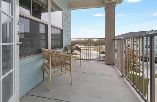 Lockhart Apartment | Landing | Chic 1BD, Pool, Gym