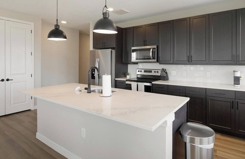 Deep Ellum Apartment | Landing | Chic 2BD, Rooftop Lounge, Pool