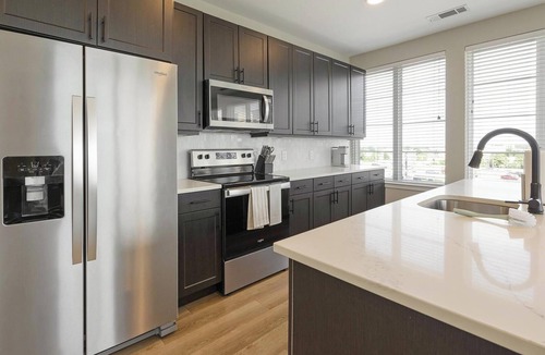 Deep Ellum Apartment | Landing | Chic 2BD, Rooftop Lounge, Pool
