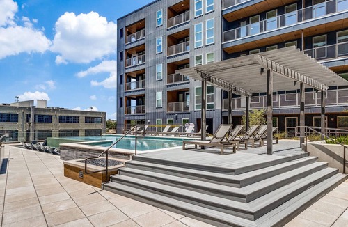 Deep Ellum Apartment | Landing | Chic 2BD, Rooftop Lounge, Pool