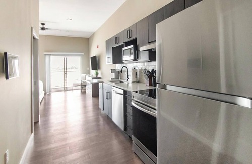Springfield Apartment | Landing | Chic Studio, Pool, Rooftop Lounge