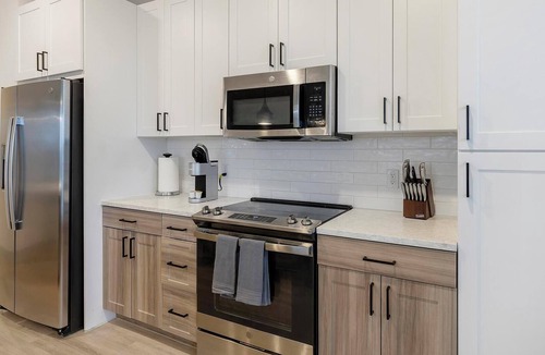 Garland Apartment | Landing | Modern 2BD, Clubhouse, Gym