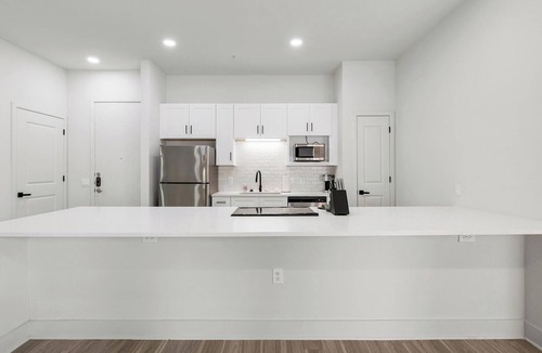 Dallas Design District Apartment | Landing | Modern 2BD, Clubhouse, Courtyard