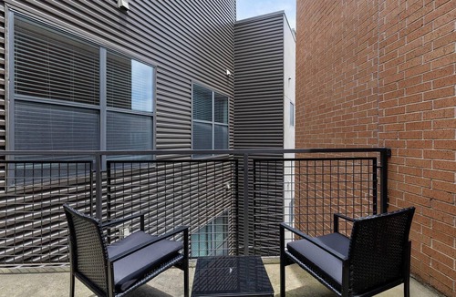 Dallas Design District Apartment | Landing | Modern 2BD, Clubhouse, Courtyard