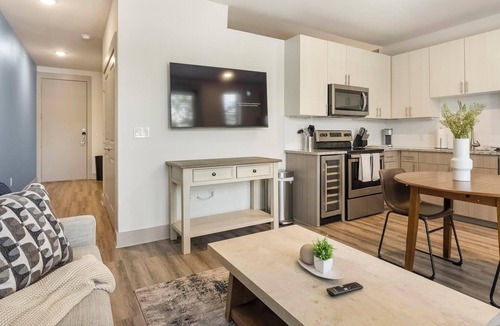 West Dallas Apartment | Landing | Modern Studio in Kessler Park