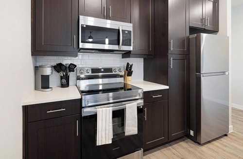 Corinth Apartment | Landing | Spectacular 1BD, Gym, Pool