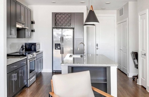 Ferndale Apartment | Landing | Stunning 2BD, Gym, Pool