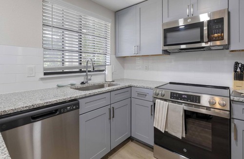 Garland Apartment | Landing | Stunning 2BD, Gym