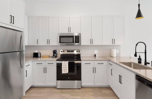 Denton Apartment | Landing | Stylish 2BD, Gym, Pool