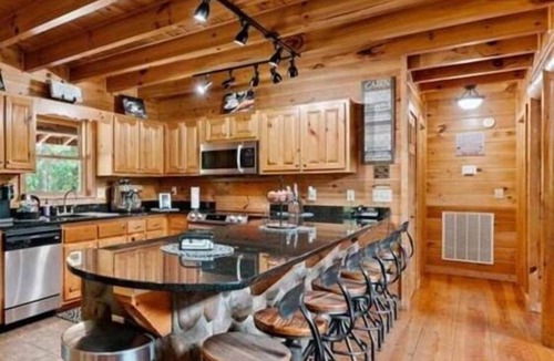 Ellijay Cabin | Large Family Reunion Cabin, Sleeps 23 Hot tub Carters Lake Mountains