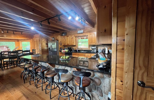 Ellijay Cabin | Large Family Reunion Cabin, Sleeps 23 Hot tub Carters Lake Mountains
