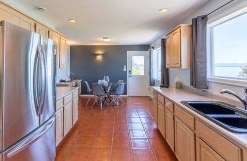 Campbell River House | Large Oceanfront House with Hot Tub!