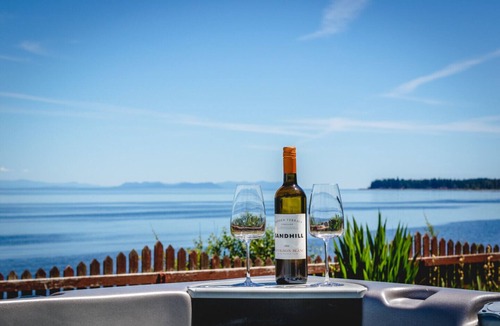 Campbell River House | Large Oceanfront House with Hot Tub!
