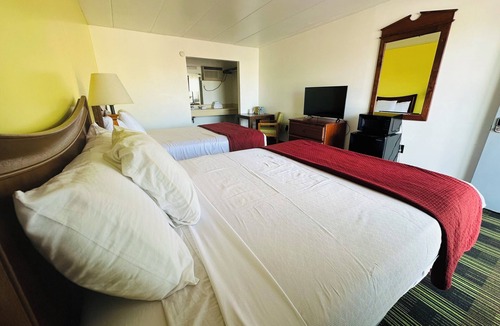 Sandusky Hotel | Large Pool Open Late! Hotel Room by Cedar Point