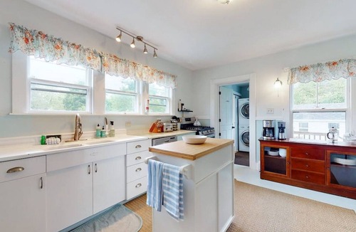 Pemaquid Beach House | Laughton House & Cottages: Steps away from Pemaquid Beach!