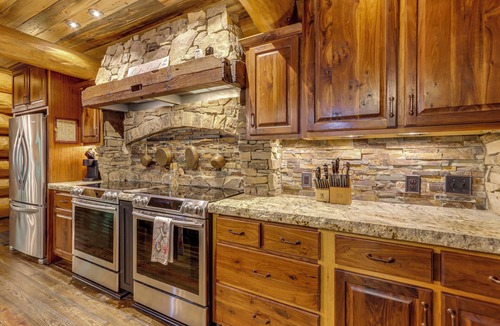 Ranger Cabin | Laurelwood Lodge Theater Hot Tub 5BR Family Games