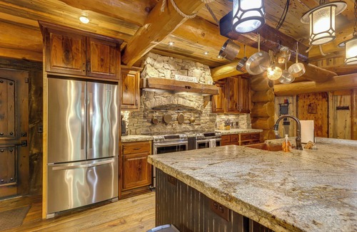 Ranger Cabin | Laurelwood Lodge Theater Hot Tub 5BR Family Games