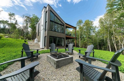 Les Eboulements House | Le Chic Repère 127: Hot Tub, Games & Covered Deck