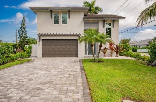 Naples Park House | Less Than Two Hours to World Cup Games, Pool, Hot Tub