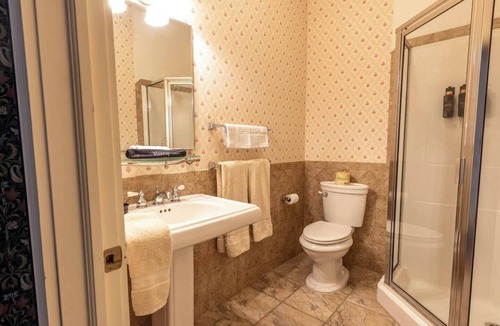 Geneseo Bed & Breakfast | Lily of the Valley Room - Big Tree Inn