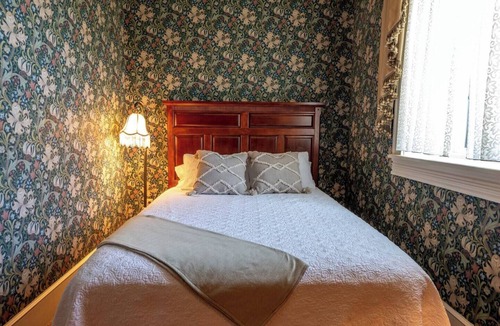 Geneseo Bed & Breakfast | Lily of the Valley Room - Big Tree Inn