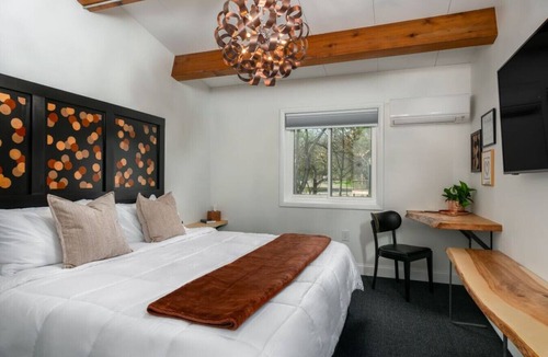 Ellicottville Cabin | Lincoln Boutique Motel Upper King #8