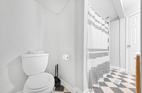 Little Italy Apartment | Little Italy Group Stay 4 TV's Pet Friendly