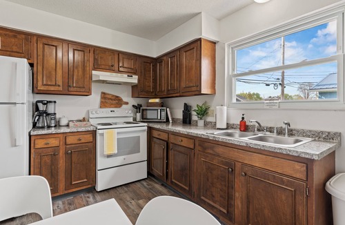 Newark Apartment | Local Discounts!- The Lexington Suite