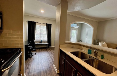 Uptown Apartment | Location Location Location! Great apartment in Uptown