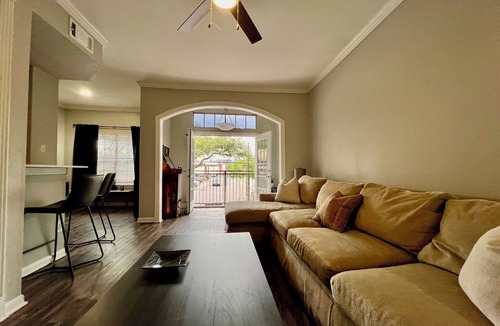 Uptown Apartment | Location Location Location! Great apartment in Uptown
