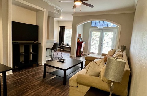 Uptown Apartment | Location Location Location! Great apartment in Uptown