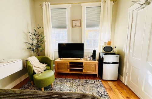 West End Apartment | Location, location! Prime- West End Studio. Walkable to entire city!