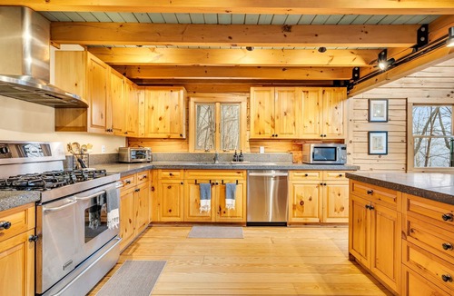 Sunday River Area Cabin | Log Cabin | Hot Tub+Game Room |Sunday River 3.5mi