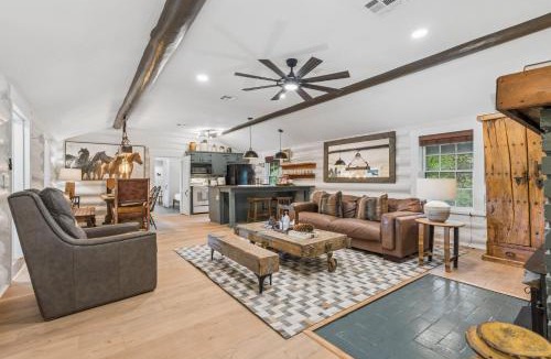 Central Oklahoma City House | Log Cabin Sleeps 10 12mins Lake Overholser #MW